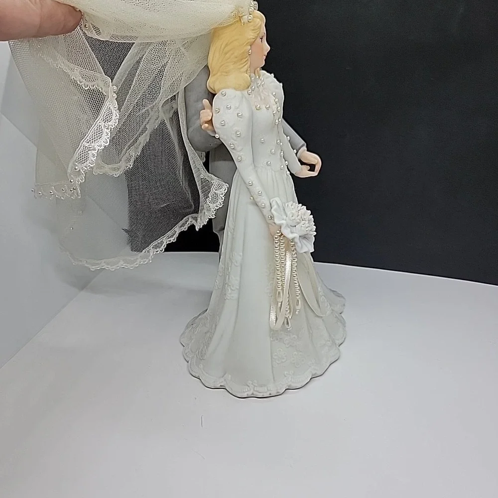 Vintage EHW 1987 Porcelain Bride And Groom Figurine Music Box Wedding March - Picture 8 of 10